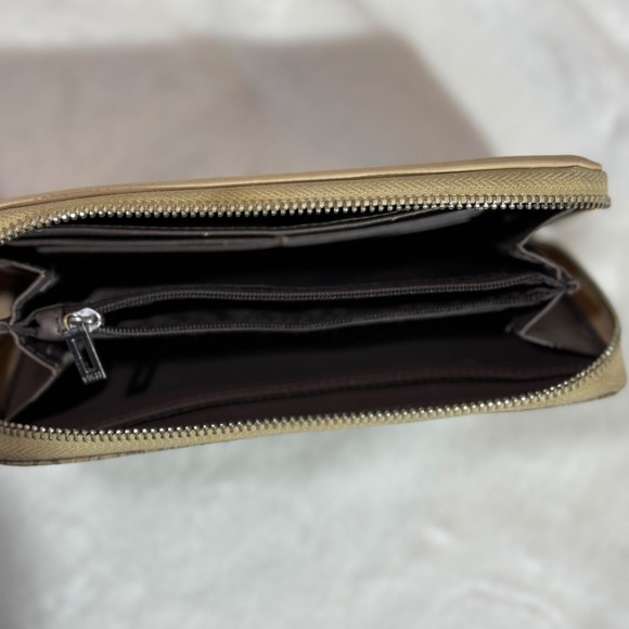 GUESS Womens Brown Monogram Logo Zip Around Wallet Tan Trim - Picture 5 of 9